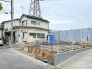 新たな住まいが形作られていく過程を感じる、落ち着いた環境に位置する敷地です。