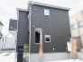 落ち着いた色合いの外観が洗練された印象を与える住まいです
