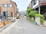 周囲の緑と穏やかな住環境が調和する、日々の暮らしに安らぎを感じさせてくれる静かな街並みです。
