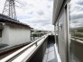 開放感のある屋外空間が心地よく広がり、日々の暮らしにささやかな潤いをもたらします