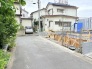 落ち着いた街並みに溶け込み、日々の暮らしが穏やかに流れる住宅地の風景。