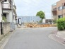新しい暮らしの基礎が整い、住まいづくりの夢が形となっていく静かな風景が広がっています。