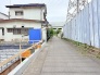 静かな街並みに溶け込む、日々の生活を穏やかに包み込むような落ち着きのある空間です。