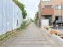 閑静な住宅街の一角、落ち着いた時間が流れる舗装された歩道が続いています。