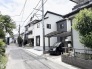 閑静な住宅街に佇む、すっきりと整えられた外観が落ち着いた日常の気配を感じさせます。