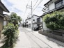 穏やかな空気が流れる住宅街に佇み、日々の暮らしに安らぎを感じさせてくれる住環境です。