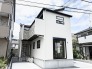 洗練された外観デザインが街並みに調和し、日々の暮らしに心地よい落ち着きをもたらす住まいです。
