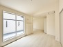 将来的には間仕切りして２部屋に変更可能な洋間。成長に合わせた間取り変更が可能なタイプ。
