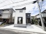洗練されたモノトーンの外観が、街並みに落ち着きと確かな存在感をもたらしています。