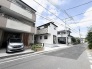 落ち着いた街並みに溶け込みながら、端正な佇まいで日々の暮らしを穏やかに彩る住まいです。