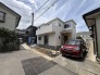 閑静な住宅街に佇む、空の広がりと落ち着いた街並みを感じさせる外観です。