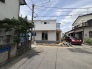 閑静な住宅街に佇む、空の広がりと落ち着いた街並みに調和する穏やかな外観です。