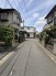 空が広く見渡せる、穏やかで落ち着いた雰囲気が漂う住宅街の風景です。