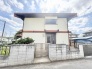 空を見上げる大きな屋根と落ち着きある佇まいが、穏やかな暮らしの始まりを予感させる住まいです。