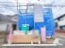 新しい暮らしの始まりを感じさせる、静かな街並みに佇む建設現場の様子です。