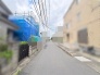 閑静な住宅街の一角に位置し、穏やかな日常が流れる住環境が整っています。