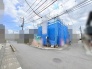 新しい暮らしの形がこれから少しずつ形作られていく、期待感に満ちた建設現場の風景です。