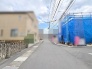 落ち着いた雰囲気の住宅街に位置し、穏やかな日常の風景が広がっています。