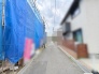 落ち着いた住宅街の雰囲気が漂う、静かな時間が流れる住環境の入り口です。