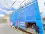新しい住まいが着実に形作られていく、期待と静かな高揚感に包まれた建築現場の風景です。