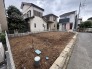 周囲の住宅と調和しながらも、理想の住まいを自由に描き出せる、穏やかな広がりを持った空間です。