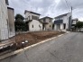 周辺環境と調和する穏やかな街並みに位置し、理想の住まいを自由に描ける広々とした空間が広がります。