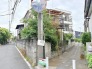 穏やかな住宅街の風景に溶け込み、心地よい落ち着きと親しみやすさを感じさせる外観です。