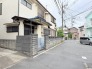 閑静な住宅街の一角にあり、落ち着いた佇まいと穏やかな時間が流れる住環境が魅力の邸宅です。