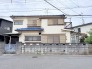 街並みに穏やかに溶け込み、時を経るごとに深まる落ち着きを感じさせてくれる住まいです。