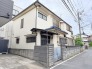 時を経てもなお落ち着いた佇まいを保ち、街並みに静かに溶け込む住まいの外観です。