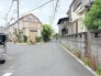 周辺は閑静な住宅街が広がっており、穏やかで落ち着いた時間が流れる住環境です。