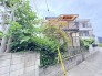 豊かな緑が外観に安らぎを添え、落ち着いた佇まいが道行く人の目を引く住まいです。