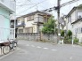 落ち着いた住宅街に佇み、日々の暮らしに穏やかな安らぎを感じさせる住まいです。