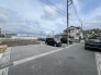 周囲に建物が適度に配置された、落ち着いた時間が流れる住環境の一角です。