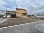 温かみのある色合いの外壁が印象的な、穏やかな街並みに馴染む住まいです。