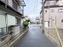 穏やかな日常の気配が漂う、落ち着いた住宅街の風景が広がる落ち着いた住環境です。