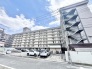 空の広がりを感じる穏やかな住環境に佇み、日々の暮らしに寄り添う落ち着いた外観の住まいです。