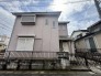 落ち着いた色調の外観が周辺の静かな街並みに馴染み、穏やかな暮らしを予感させる佇まいです。