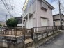 閑静な住宅街に佇む、日々の暮らしに寄り添う落ち着いた雰囲気の住まいです。