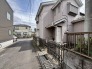 周囲の環境に溶け込み、穏やかな時間が流れる落ち着いた佇まいの住まいです。