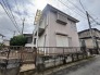 周辺環境に溶け込み、日々の暮らしに静かな安らぎをもたらす落ち着いた佇まいの外観です。