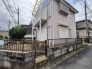 閑静な住宅街に佇む、落ち着いた色合いの外観が日常に安らぎを感じさせます。