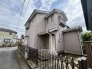 落ち着いた住宅街に馴染む、日々の暮らしに寄り添う親しみやすい佇まいの外観です。