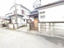 閑静な住宅街の一角にあり、周囲の景色と調和しながら穏やかな時間が流れる住環境です。