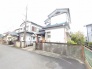 閑静な住宅街に佇む、落ち着いた街並みと調和する趣のある外観が日々の暮らしを穏やかに包み込みます。