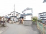 穏やかな時間が流れる住宅街に佇み、落ち着いた暮らしの風景を形作る住まいです。