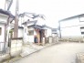 街並みに自然と溶け込み、日々の暮らしに穏やかな安らぎをもたらす住まいの佇まいです。