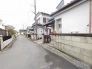 落ち着いた佇まいの家々が並ぶ、静かで穏やかな時間が流れる街並みです。