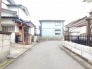 閑静な住宅街の中にあり、落ち着いた日常の風景が穏やかに広がっています。