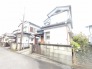 周辺環境と調和しながら、穏やかな暮らしの風景が溶け込む佇まいが魅力的です。